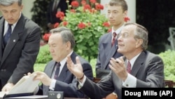 Қазақстан президенті Нұрсұлтан Назарбаев (сол жақта) пен АҚШ президенті үлкен Джордж Буш. Ақ үй, Вашингтон, 20 мамыр, 1992 жыл.