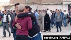 Мусульмане Узбекистана поздравляют друг друга в день празднования Курбан-хайита, архивное фото. 