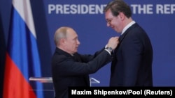 Ruski predsjednik Vladimir Putin odlikuje tadašnjeg srpskog predsjednika Aleksandra Vučića Ordenom Aleksandra Nevskog u Beogradu, 17. januara 2019. godine.