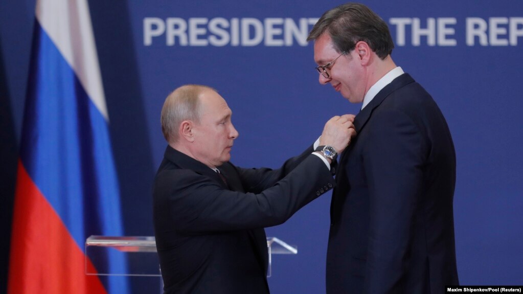 Президент Росії Володимир Путін нагороджує президента Сербії Александра Вучича орденом Олександра Невського (фото архівне)