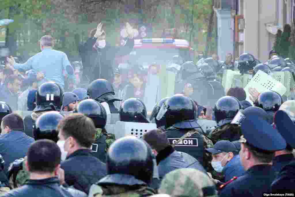 Forțele speciale ruse se confruntă cu mulțimea, care protestează împotriva ordinelor de carantină, la Vladikavkaz, Osetia de Nord, pe 20 aprilie.