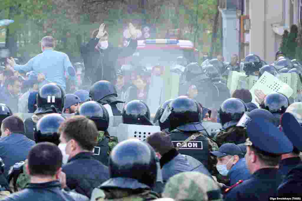 Російський ОМОН протистоїть натовпу, який протестує проти наказів про самоізоляцію у Владикавказі, Північна Осетія, 20 квітня