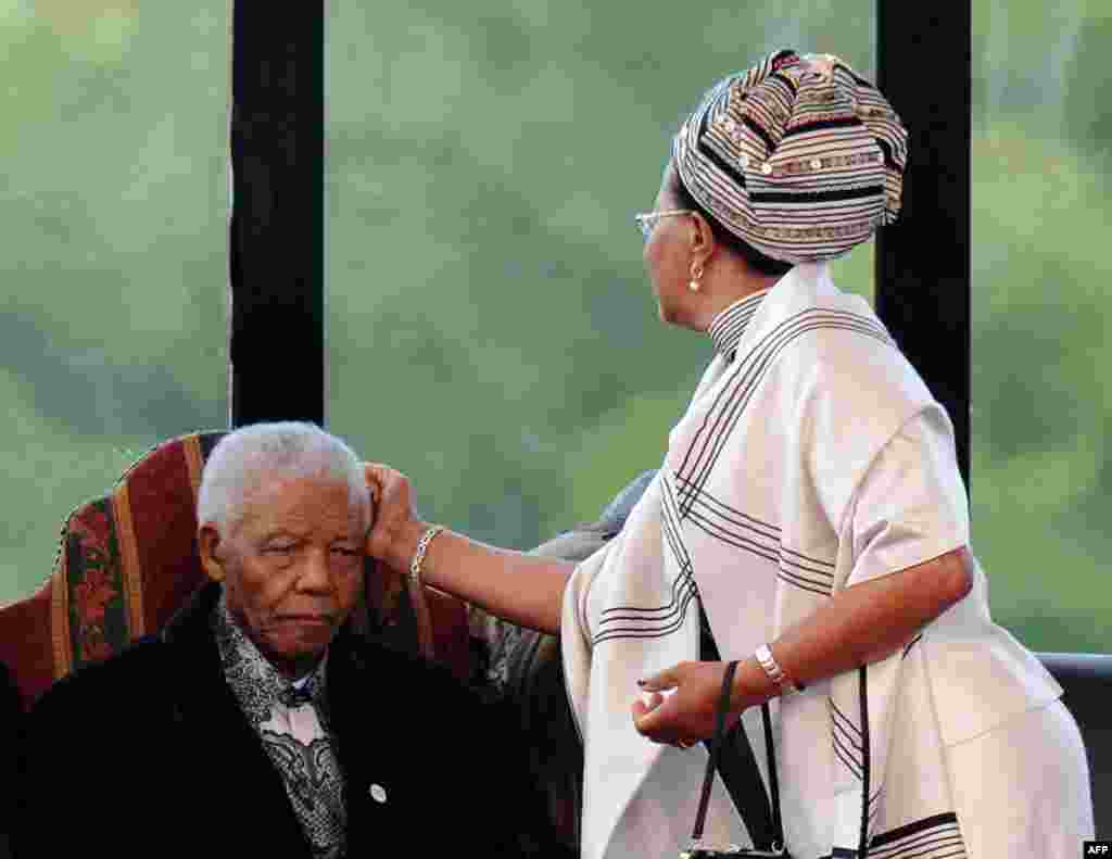 Nelson Mandela&#39;s third wife, Graca Machel, fixes her husband&#39;s hair during the inauguration of Jacob Zuma as South Africa&#39;s president in May 2009.&nbsp;