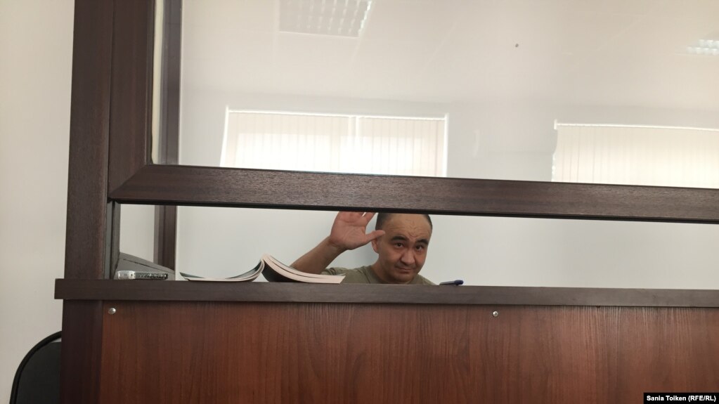 Гражданский активист Макс Бокаев в зале суда. Атырау, 3 июня 2016 года. 