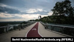 Кличко наголосив, що міська влада не вводитиме в експлуатацію доріг без сучасних доріжок для пішоходів, без доріжок для велосипедистів, сучасного освітлення і відеоспостереження