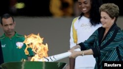 Brazilska predsednica Dilma Rusef pali olimpijski plamen u Rio de Žaneiru