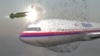 Buk raketasy Malaýziýanyň MH17 uçarynyň golaýynda partlaýar.
