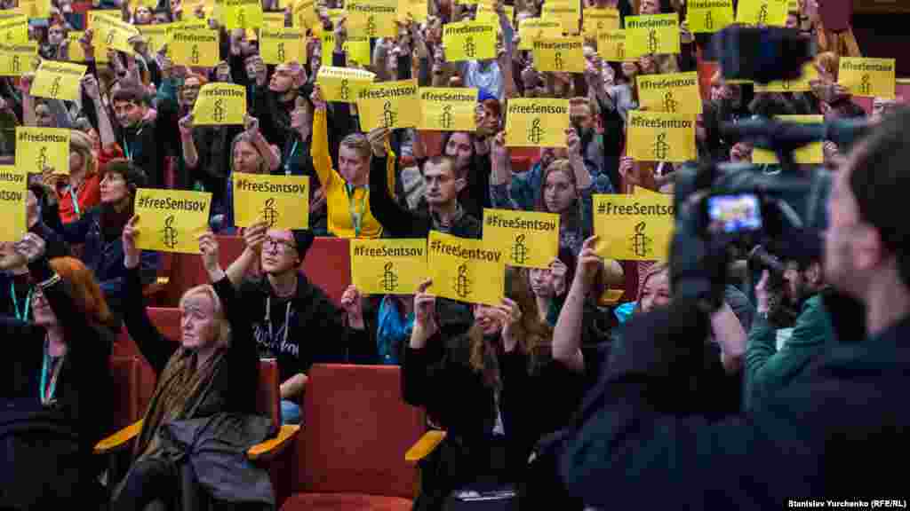 Во время церемонии закрытия международного фестиваля документального кино Docudays UA в Киеве прошла акция&nbsp;#FreeSentsov, 30 марта 2017 года