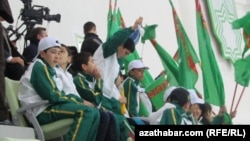 Sport çäresine gatnaşdyrylan çagalar. Aşgabat, 11-nji fewral, 2013.