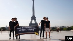 Акция "Международной амнистии" в Париже в защиту ЛГБТ-сообщества Чечни. 29 мая 2017 года
