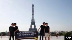 Акция Amnesty International в Париже в защиту ЛГБТ-сообщества Чечни. 29 мая