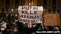 Акция в поддержку Украины на фоне масштабного вторжения России. Тбилиси, 7 марта 2022 года. Надпись на плакате на английском «Путин убивает украинцев. Кто следующий?»
