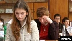 Ukraine -- school test in Kharkiv, 06May2009