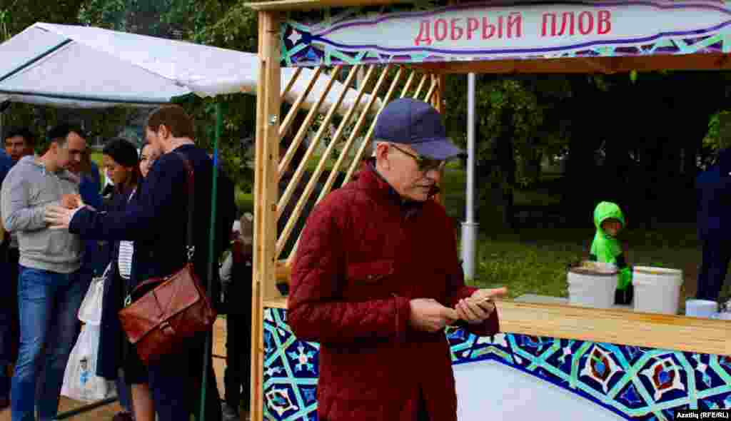 Аксаков паркында узган "Яхшы пылау" исемле хәйрия чарасына Башкортстан башлыгы Рөстәм Хәмитов та килгән иде