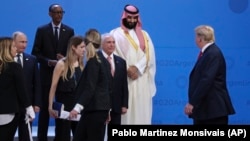 Президент США Дональд Трамп (праворуч) проходить повз президента Росії Володимира Путіна (ліворуч), коли учасники саміту «Групи двадцяти» готувалися до колективної фотографії. Аргентина, Буенос-Айрес, 30 листопада 2018 року