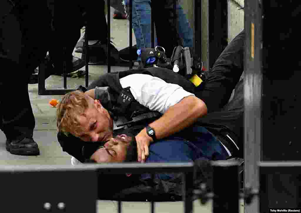 Протестувальник і офіцер поліції зіткнулися під час акції протесту&nbsp;Black Lives Matter неподалік&nbsp;Downing Street у Лондоні, 3 червня 2020 року (Фото&nbsp;REUTERS/Toby Melville)&nbsp;