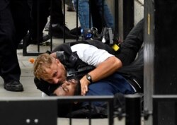 La Londra, pe Downing Street during un manifestant care a intra în coliziune cu politia