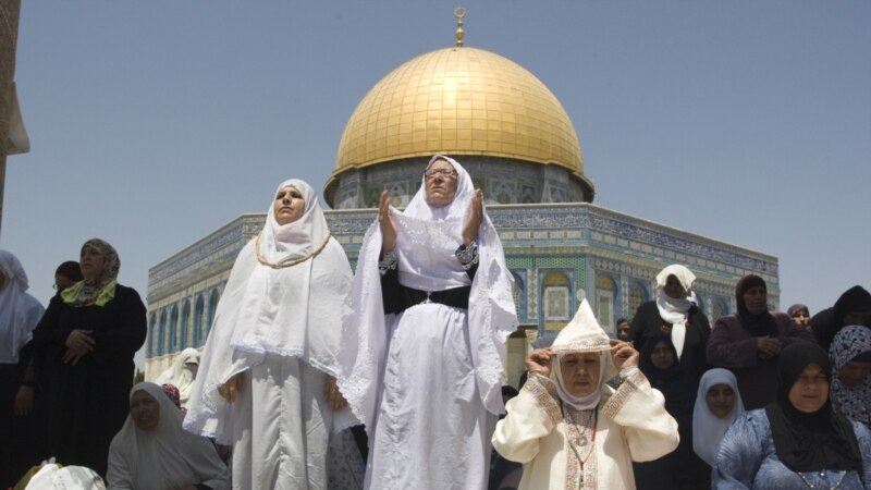 زرګونو فلسطینیانو د لسګونو مړو شویو کډوالو د دعا مراسمو کې ګډون وکړ