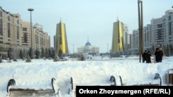 Снег в центре Астаны. Иллюстративное фото.
