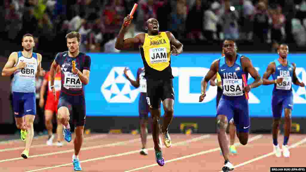 Усейн Болт (в центрі) з Ямайки реагує, зазнавши травми під час фіналу чоловічої естафети 4&times;100 метрів на міжнародному чемпіонаті світу з легкої атлетики у Лондоні, 12 серпня 2017 року (EPA-EFE / Srdjan Suki)