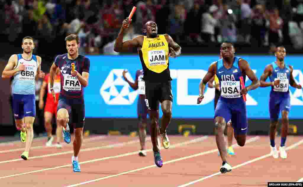 Jamaica's Usain Bolt (center) reacts after sustaining an injury during the men's 4 x 100-meter relay final at the IAAF World Championships, London, August 12, 2017 (EPA-EFE/Srdjan Suki)