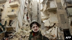 Манекен с маской Башара Асада в разрушенном войной Алеппо