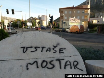 'Pitanje je kako smo mi, komunisti, dozvolili, u čemu smo zakasnili i pogriješili, pa smo otvorili prostor nacionalizmu.' (Fotografija: Grafit u Mostaru)