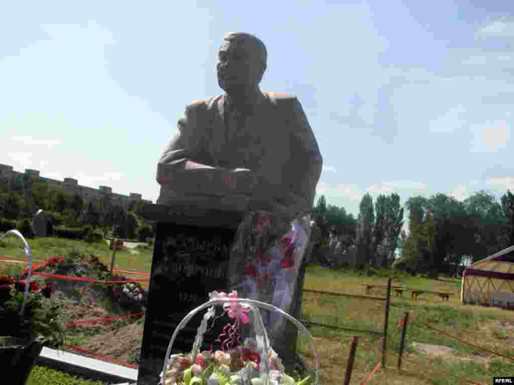 30-майда Ала-Арча көрүстөнүндө Дооронбек Садырбаевдин эстелигин ачуу салтанаты болду. - Kyrgyzstan - Memorial Meeting of Dooronbek Sadyrbaev, The Late Former MP, Filam Director.30May2009