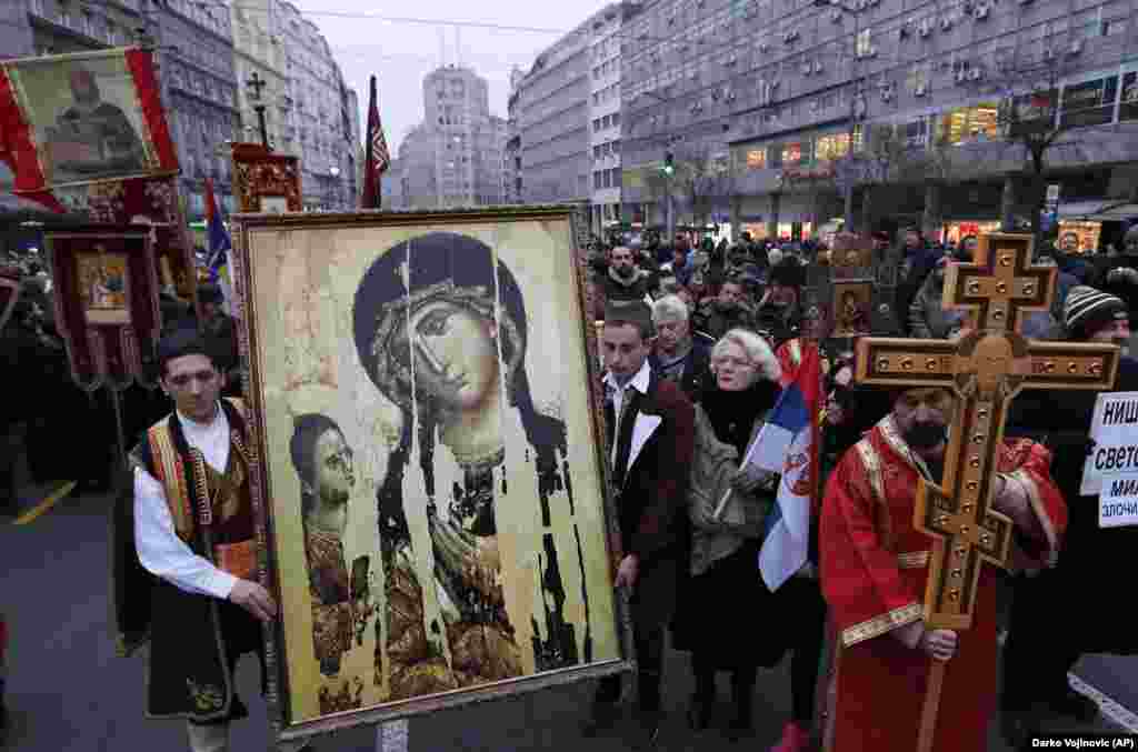 СРБИЈА - Илјадници луѓе протестираа во Белград против, според нив, намалувањето на верските и другите права на српското малцинство во соседните земји. Протестот пред црквата Свети Сава на кој учествуваа десничарски и навивачки групи беше предводен од попови на Српската православна црква.