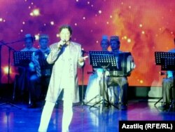 Альберт Әсәдуллин җырлый