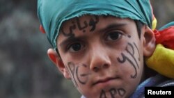 Курдский мальчик с боевым раскрасом в честь защиты Кобани 