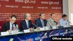 Igor Corman, directorul reprezentanției moldovene Sumitomo Electric Bordnetze în 1016 la o întîlnire cu presa (Foto: IPN)
