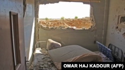 Сликата снимена на 19 септември 2017 година покажува болнички кревети покриени со урнатини и остатоци по воздушен напад на сириските владини сили во селото Ал-Тах, во северозападната провинција Идлиб.