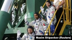 Члени екіпажу космічного корабля «Союз МС-15» перед запуском до МКС на космодромі Байконур, Казахстан, 25 вересня 2019 року