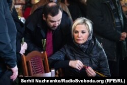 Мария Максакова на церемонии прощания с Денисом Вороненковым в Киеве.