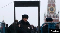 Poliția rusă la intrarea în PIața Roșie