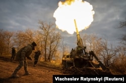 Артиллеристы ВСУ ведут огонь по позициям армии РФ в Херсонской области