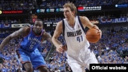 Dallas Mavericks`li Dirk Nowitzki (sağda) Oklahoma City Thunder`li Kendrick Perkins`ə qarşı