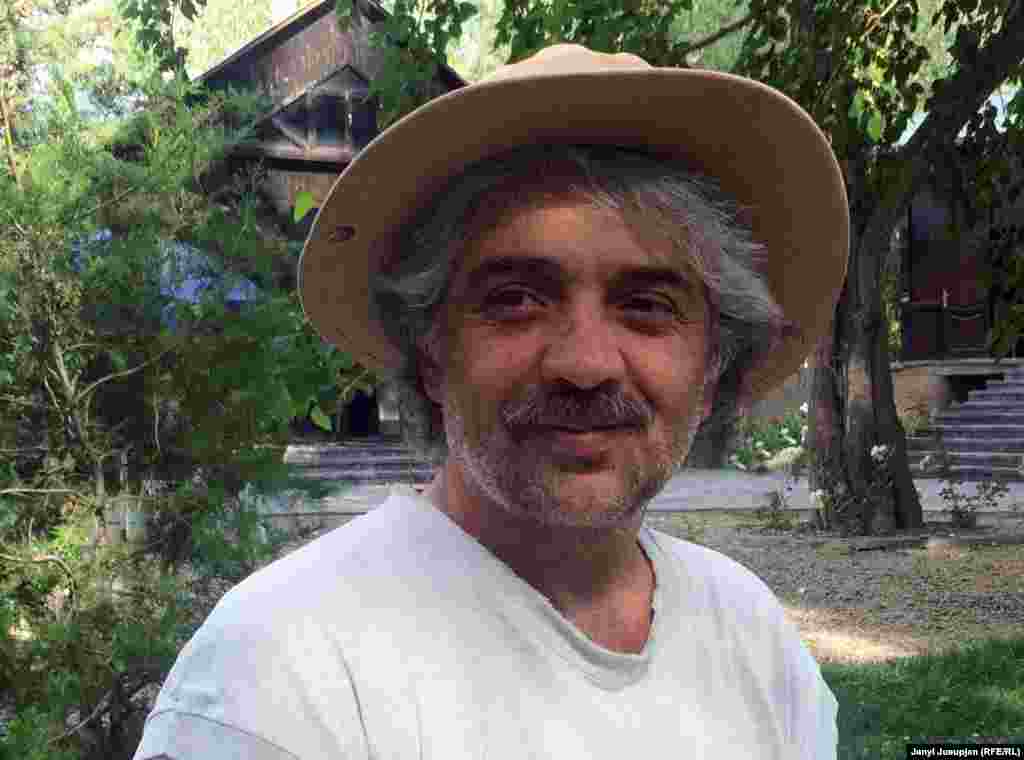 Независимый режиссёр и продюсер Толик Гадомамадов. Известен документальными фильмами об уникальных традициях сельских жителей памирских селений. Его фильм “В капле воды – весь мир” получил специальный приз жюри «За отражение национальных обрядов» на кинофестивале в Уфе в конце 2015 г. 
