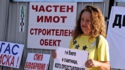 Протестиращи по време на заседанието на Общинския съвет в Бургас.