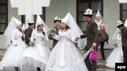 Kyrgyzstan -- Couples take part in a mass wedding ceremony in the capital Bishkek, 13Nov2012