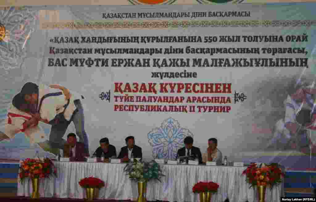 Қазақ күресінен республикалық турнир Алматыдағы "Достық" спорт кешенінде өтті. 