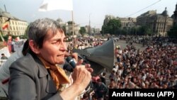 Vorbind în Piața Universității în mai 1990