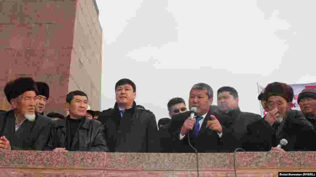 В декабре 2013 года Бакыт Торобаев заявил на главной площади Оша о своей поддержке действующего на тот момент мэра Мелиса Мырзакматова и даже объединении с его партией &quot;Улуттар биримдиги&quot;.