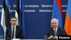 Armenia -- Armenian Foreign Minister Edward Nalbandian (R) and his Estonian counterpart Sven Mikser at a joint press conference in Yerevan, 13 June, 2017.