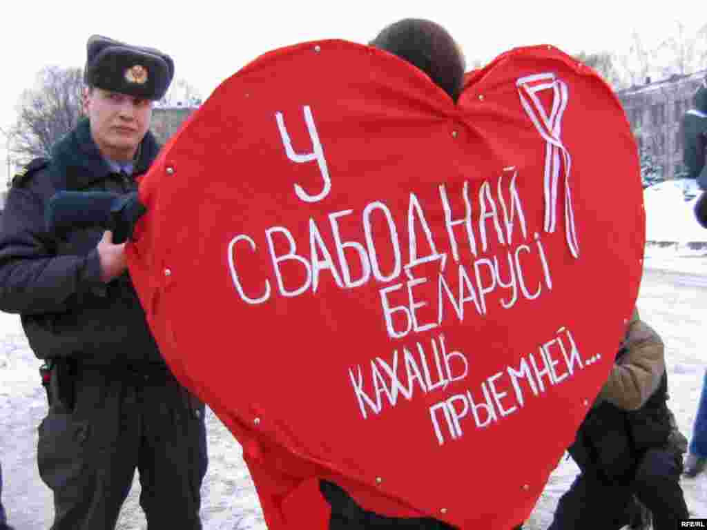 Belarus – A policeman detains young man dressed in Valentine’s Day heart in Minsk, 14Feb2007 - 14 лютого, 2007, Мінськ: день святого Валентина. Протягом останніх 10 років молоді активісти в день святого Валентина проводять демонстрації за демократію.