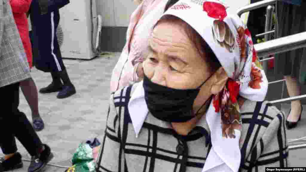 Женщина в маске ждет своей очереди возле почтового отделения. 6 апреля 2020 года. В этот день Кызылординская область вышла на третье место по числу заражений коронавирусом после столицы и Алматы. За сутки там выявили 13 новых заражений.