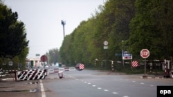 Moldova -- The checkpoint at the border of Moldova and the breakaway Transnistrian Republic, near Bender, April 17, 2014