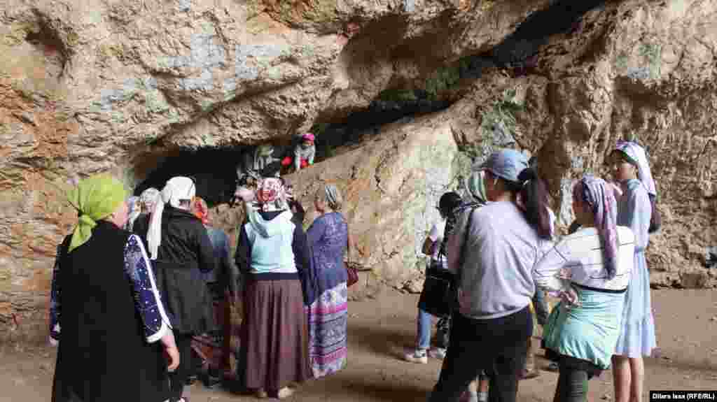 При спуске в пещеру справа посетители видят расщелину длиной 7-8 метров. Попав в расщелину, многие загадывают желания. Чтобы пройти к этому месту, в пещере стоят в очереди.