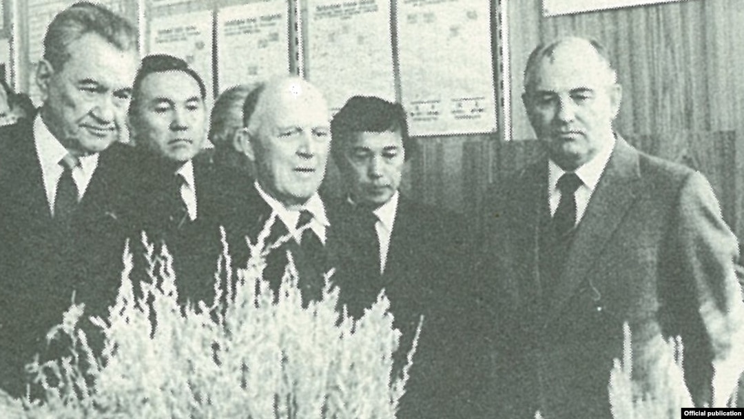 Первый секретарь ЦК Компартии Казахстана Динмухамед Кунаев (крайний слева), генеральный секретарь ЦК КПСС Михаил Горбачёв (крайний справа). Целиноград, 1985 год.